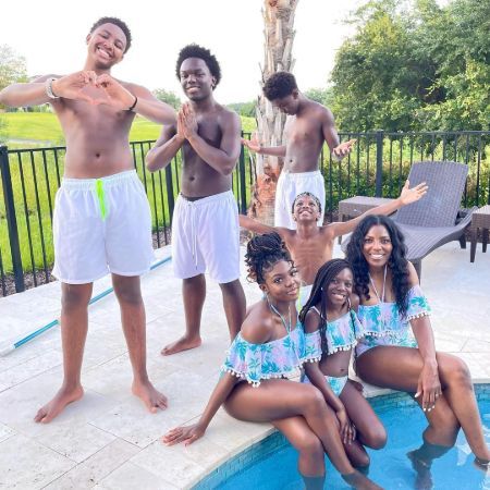 Wanya Morris six children lives with their mother Traci NAsh.